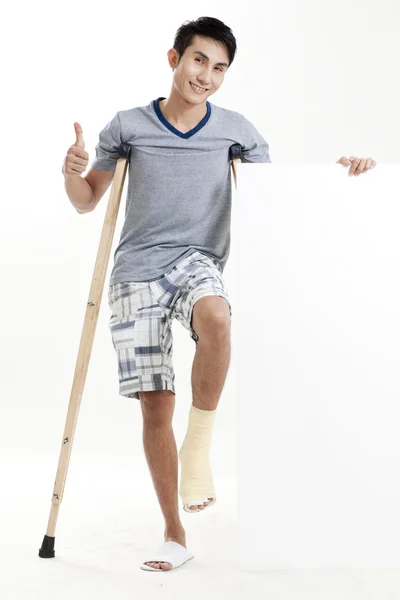白い包帯と空白スペースによってラップされているオスの運動選手の足首 — ストック写真