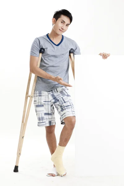 Tobillo de atleta masculino envuelto con vendaje blanco y espacio en blanco — Foto de Stock