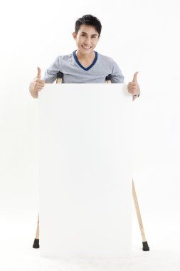 Beyaz bandaj ve boşluk ile sarılmış erkek atlet ayak bileği