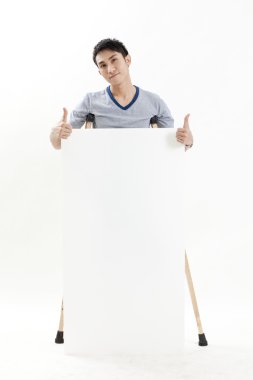 Beyaz bandaj ve boşluk ile sarılmış erkek atlet ayak bileği