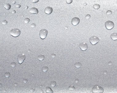 su Close-Up metal yüzeye arka plan olarak bırakır..