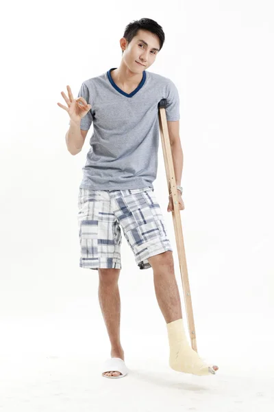 白い包帯でラップされているオスの運動選手の足首 — ストック写真