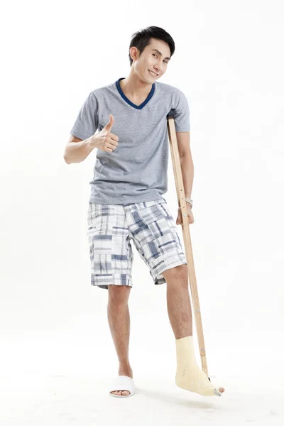 Tornozelo do atleta masculino sendo envolto com bandagem branca — Fotografia de Stock