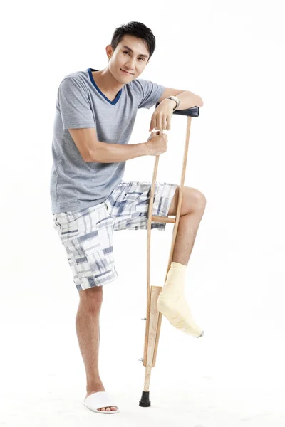 Tobillo de atleta masculino envuelto con vendaje blanco — Foto de Stock