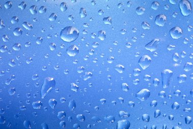 su Close-Up metal yüzeye arka plan olarak bırakır..