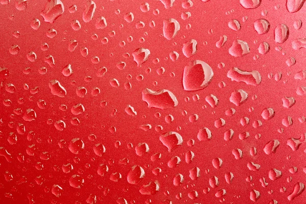 Close-up de gotas de água na superfície do metal como pano de fundo.Vermelho — Fotografia de Stock