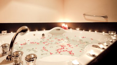 Mumlu küvetin içi..