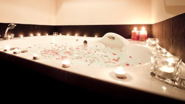 Mumlu küvetin içi..