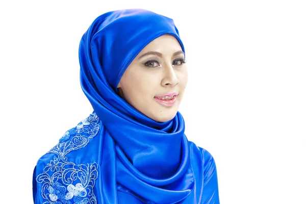 Hermosa asiático musulmán mujer sonriendo — Foto de Stock