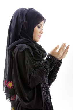 Genç Müslüman kadın dua