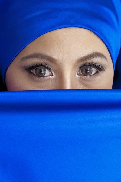 Muslimsk kvinna i blå halsduk — Stockfoto