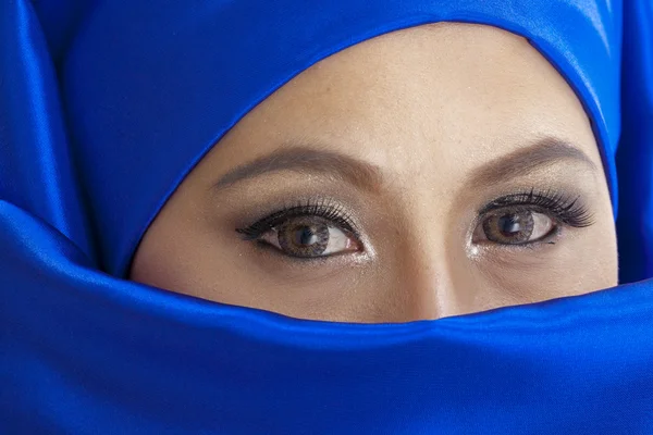 青いスカーフでイスラム教徒の女性 — ストック写真
