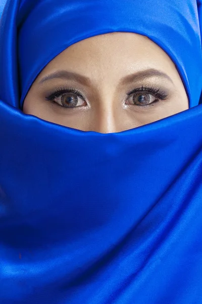 Mujer musulmana en bufanda azul — Foto de Stock