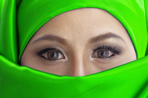 Donna musulmana in sciarpa verde — Foto Stock