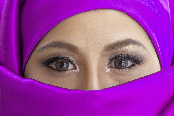 Muslim woman in purple scarf — Stock Photo, Image