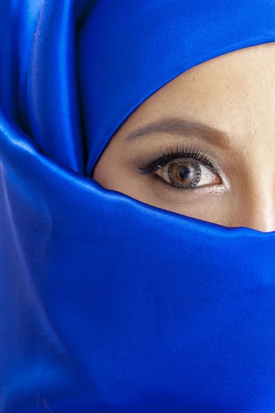 Mujer musulmana en bufanda azul — Foto de Stock