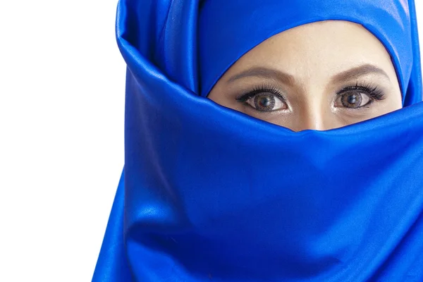 Moslimvrouw in blauwe sjaal — Stockfoto