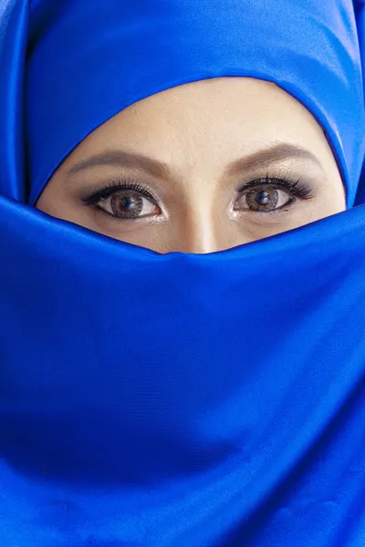 Mujer musulmana en bufanda azul — Foto de Stock