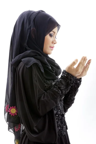 Unga muslimska kvinnan be — Stockfoto