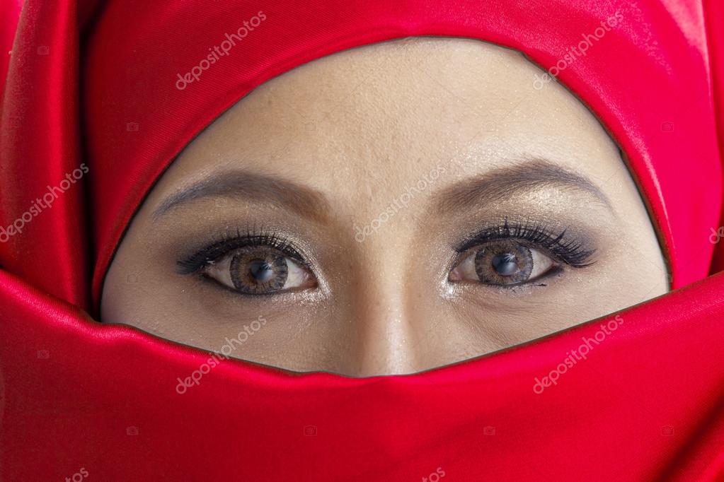 https://st.depositphotos.com/2486211/3308/i/950/depositphotos_33085443-stock-photo-muslim-woman-in-red-scarf.jpg