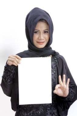 boş kağıt kartı tutan Müslüman kadın