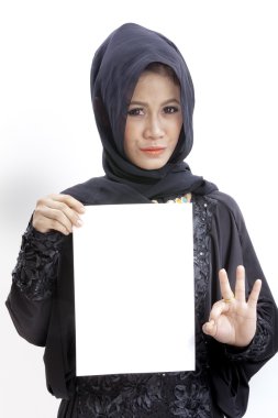 boş kağıt kartı tutan Müslüman kadın