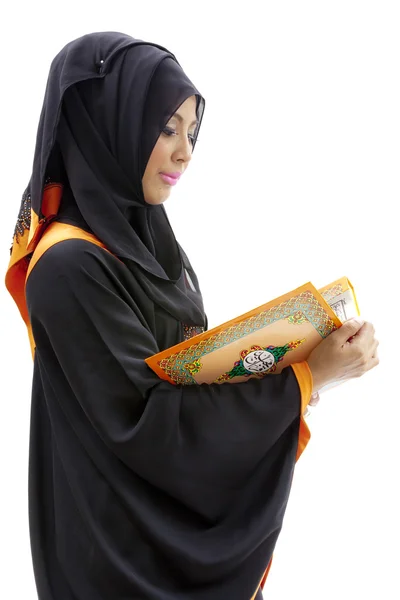 Moslimvrouw lezen van heilige koran — Stockfoto
