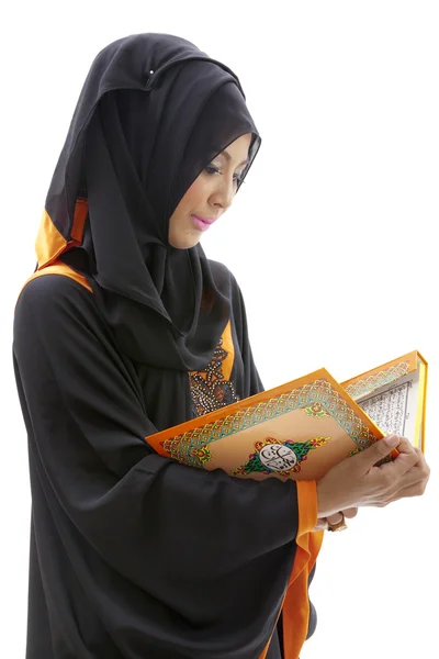 Moslimvrouw lezen van heilige koran — Stockfoto