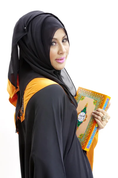 Femme musulmane tenant le Coran sacré — Photo