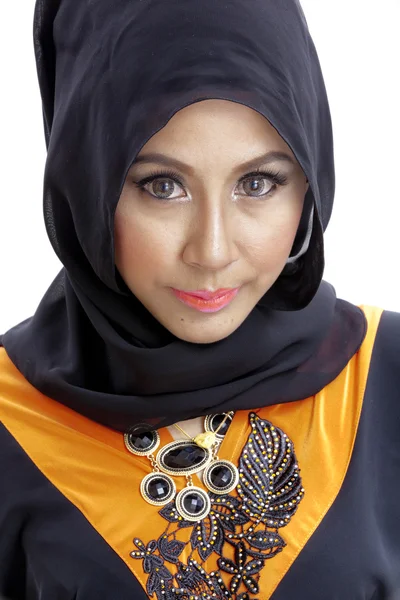 Muslimka s šátkem v módní koncepci — Stock fotografie
