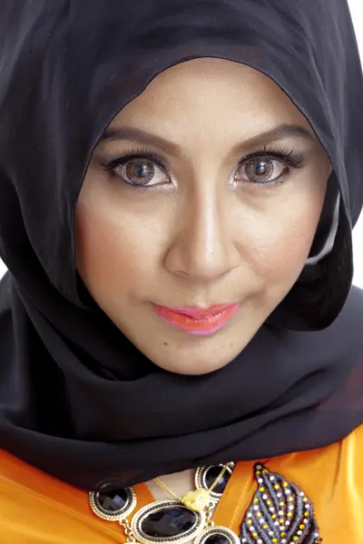 Mujer musulmana con velo en el concepto de moda — Foto de Stock