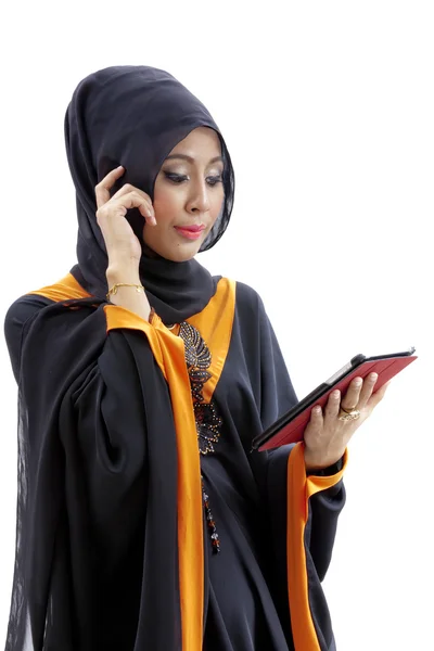 Musulman asiatique femme étudiant avec tablette ordinateur — Photo