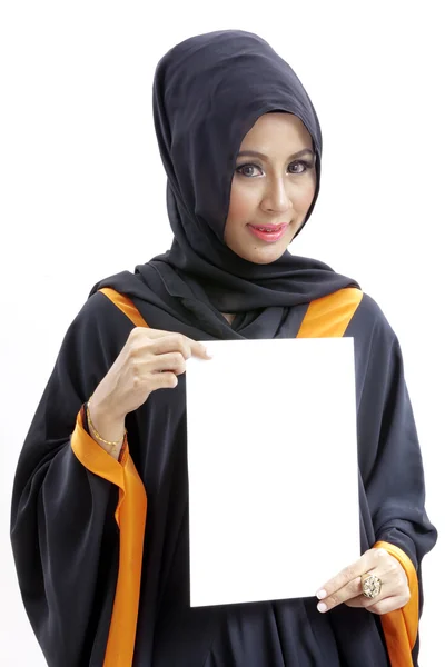 Donna musulmana in possesso di carta di carta bianca — Foto Stock
