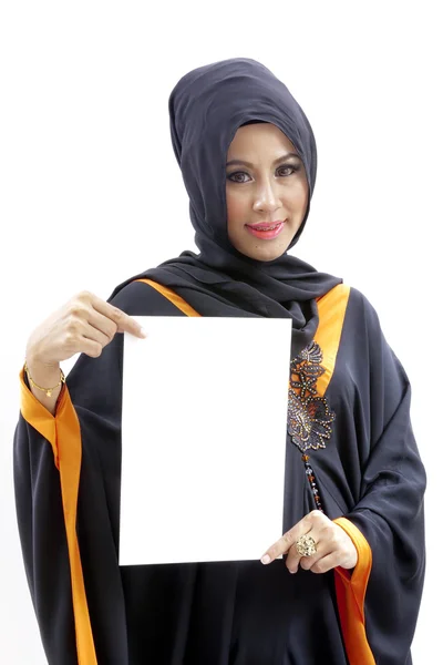 Мусульманка держит чистую бумажную карточку — стоковое фото