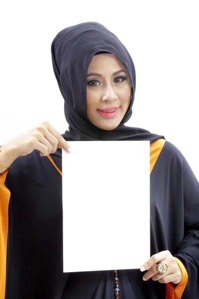 Muslim female holding blank paper card — Stock Photo, Image