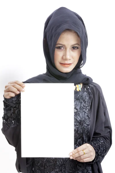 Islamitische vrouw met blanco papier kaart — Stockfoto