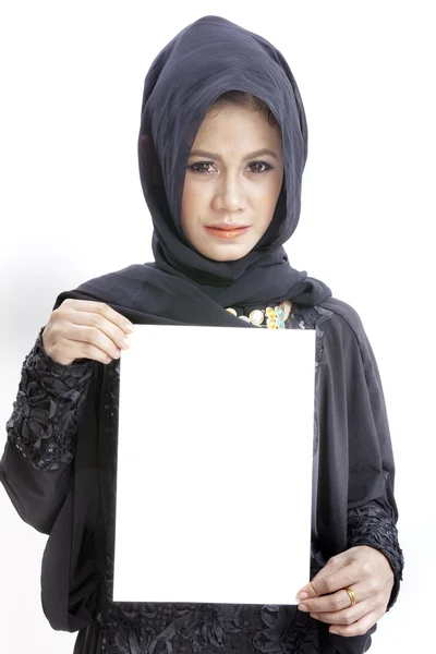 Muzułmańska kobieta trzymając papier puste karty — Zdjęcie stockowe