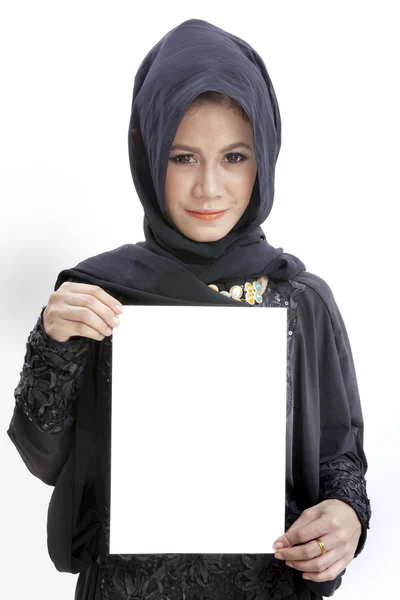 Islamitische vrouw met blanco papier kaart — Stockfoto