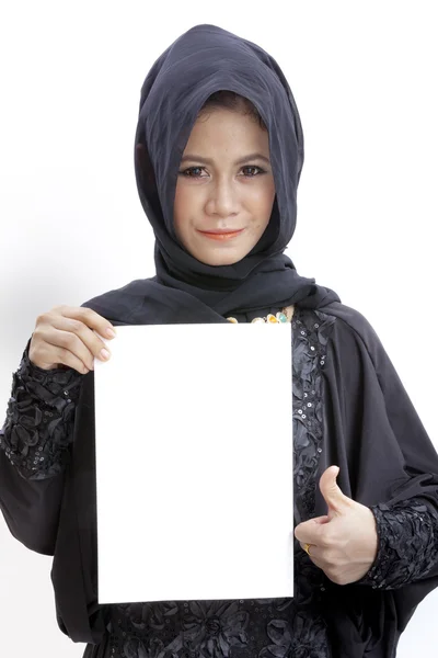Мусульманка держит чистую бумажную карточку — стоковое фото