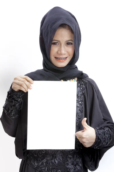 Muslim female holding blank paper card — Stock Photo, Image