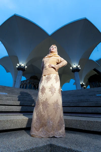 Muslimsk kvinna fashion-konceptet — Stockfoto