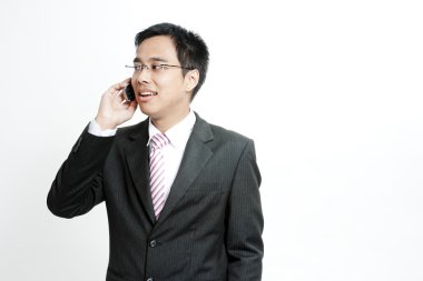 İş adamı cep telefonuyla konuşuyor.