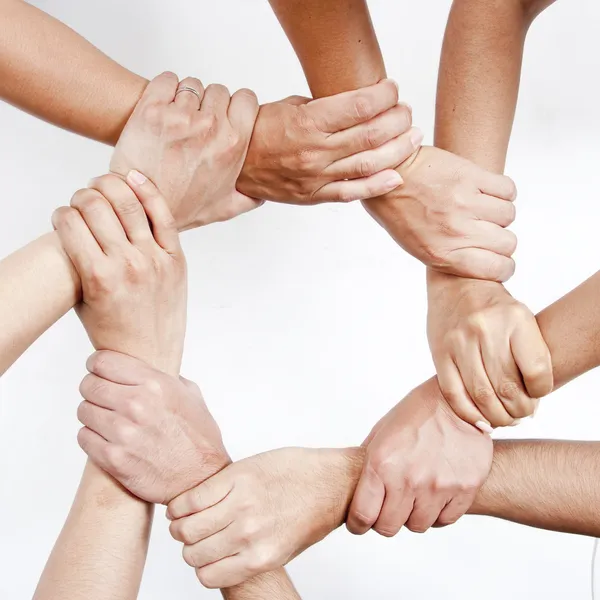 Kleine groep van mensen uit het bedrijfsleven toetreding tot de handen — Stockfoto