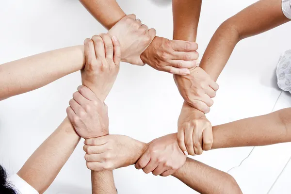 Kleine groep van mensen uit het bedrijfsleven toetreding tot de handen — Stockfoto