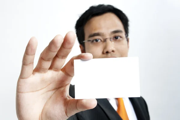 空白のノート カードを持ってビジネス男 — ストック写真