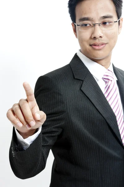 Νεαρός επιχειρηματίας που δείχνει στην οθόνη — Stockfoto