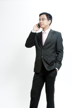 İş adamı cep telefonuyla konuşuyor.