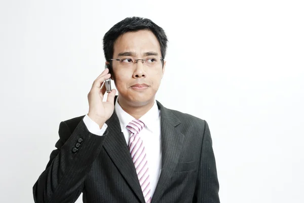 Бізнесмен говорить на мобільному телефоні — стокове фото