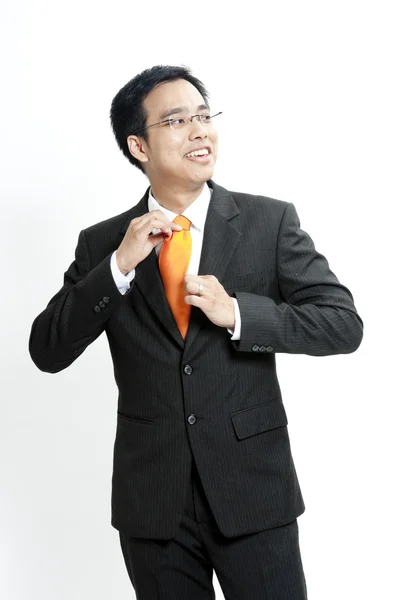 Retrato de um jovem homem de negócios puxando seu colarinho — Fotografia de Stock