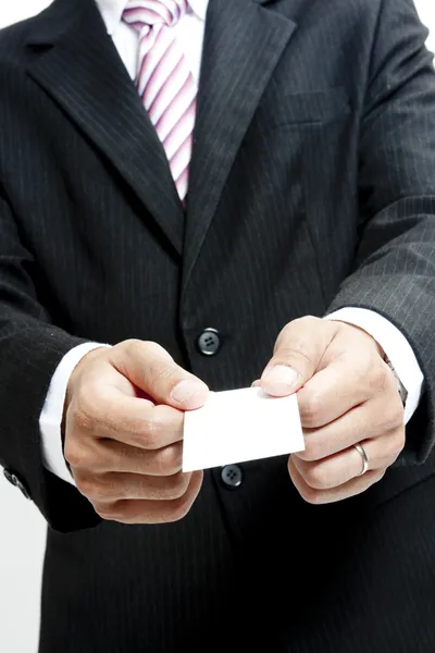 Hombre de negocios con tarjeta de nota en blanco —  Fotos de Stock